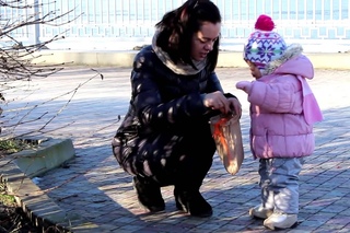 Полина с мамой готовит угощение для птиц.