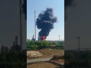Пожар на нефтеперерабатывающем заводе в Новошахтинске Ростовской области.