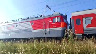 ЭП1-184. Прибывает с севера и идёт в Новороссийск.  Петрозаводск. Отражение солнца.