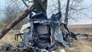 BMW разорвало о дерево: молодой водитель погиб в Северной Осетии