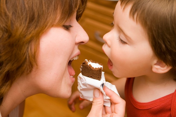 Конфеты разные. Вкусняшки раздавать. Угощает конфетой. Куча конфет. Конфеты в ладошке.