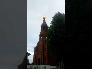 Молния ударила в купол церкви