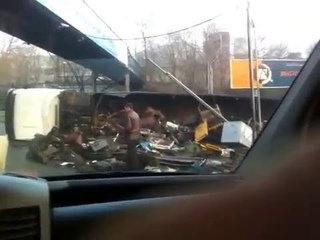 Во Владивостоке на Луговой рухнула фура с металлоломом