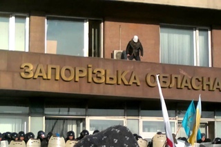Народ закиав камінням тітушку в Запорізькій ОДА