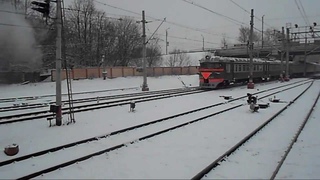 Электропоезда ЭР2К-930/925 и приветливый помощник