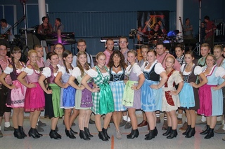Dirndl-Tanz der Siebenbürgisch Sächsischen Jugendtanzgruppe Biberach beim Dirndl-Ball in Gruibingen