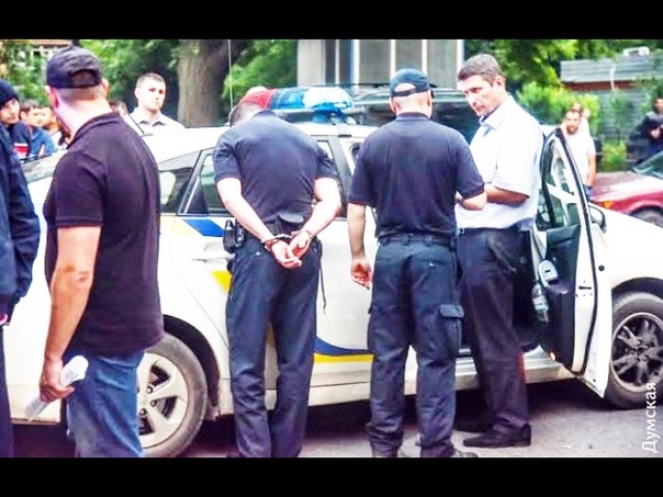 Патрульные полицейские погорели на взятке. Аваков в
