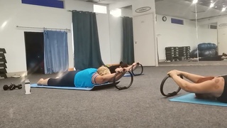 Прорабатываем плечевые суставы с помощью изотонического кольца для пилатеса 2 ч.