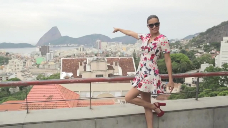 Потрясающая Адриана Лима в очках Vogue