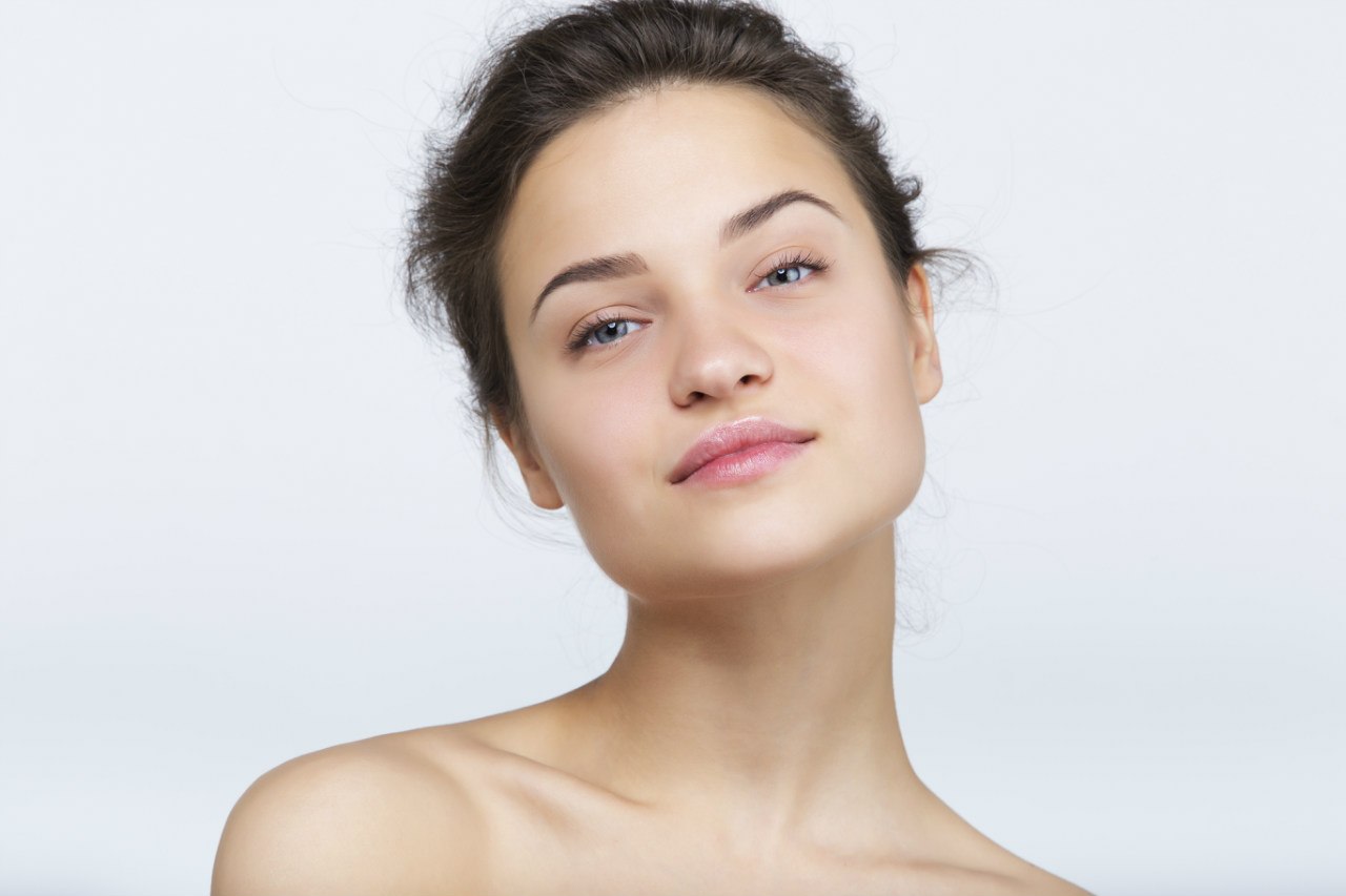 красивые женские лица. лицо девушки со стороны. лицо девушки со стороны. портрет без обработки. лицо девушки со стороны.