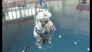 Подводный скафандр для космических тренировок