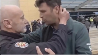 La policía termina dando su apoyo a los agricultores en contra de las ordenes del Gobierno