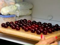 Вишню можно замораживать. Замороженная вишня калории. Вишню можно замораживать. Вишня в морозилке. Вишня в морозилке.