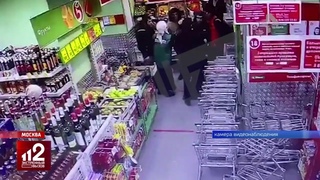 Настойчивый охранник получил град ударов от покупателей | эксклюзив