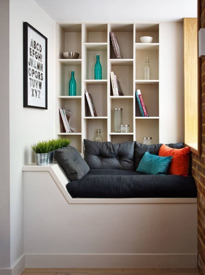 Зона возле окна имеет большой потенциал: тут можно устроить мягкие подоконники — разместить спальное место, лежанку для отдыха или дополнительные сидячие места.