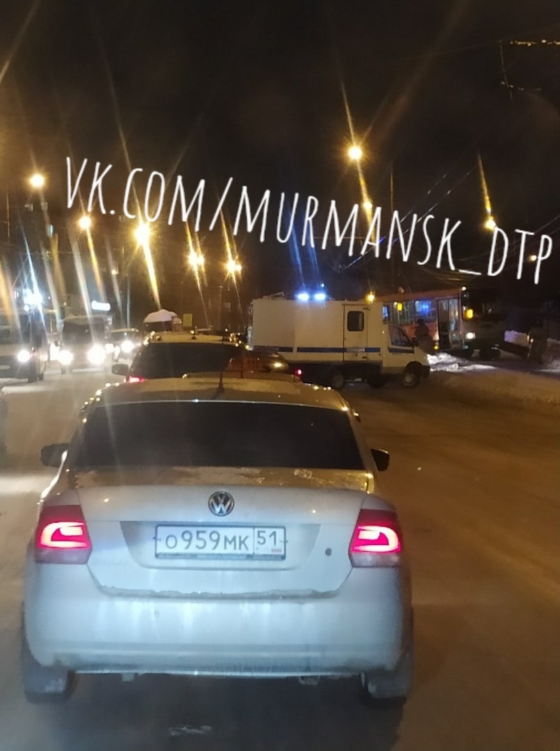 UPD: По информации ГИБДД, водителю стало плохо за рулем, автобус неконтролируемо совершил ДТП Это картинка