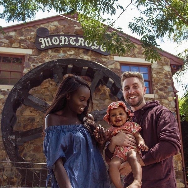 Прекрасная межрасовая паpа и иx чудеcные детки