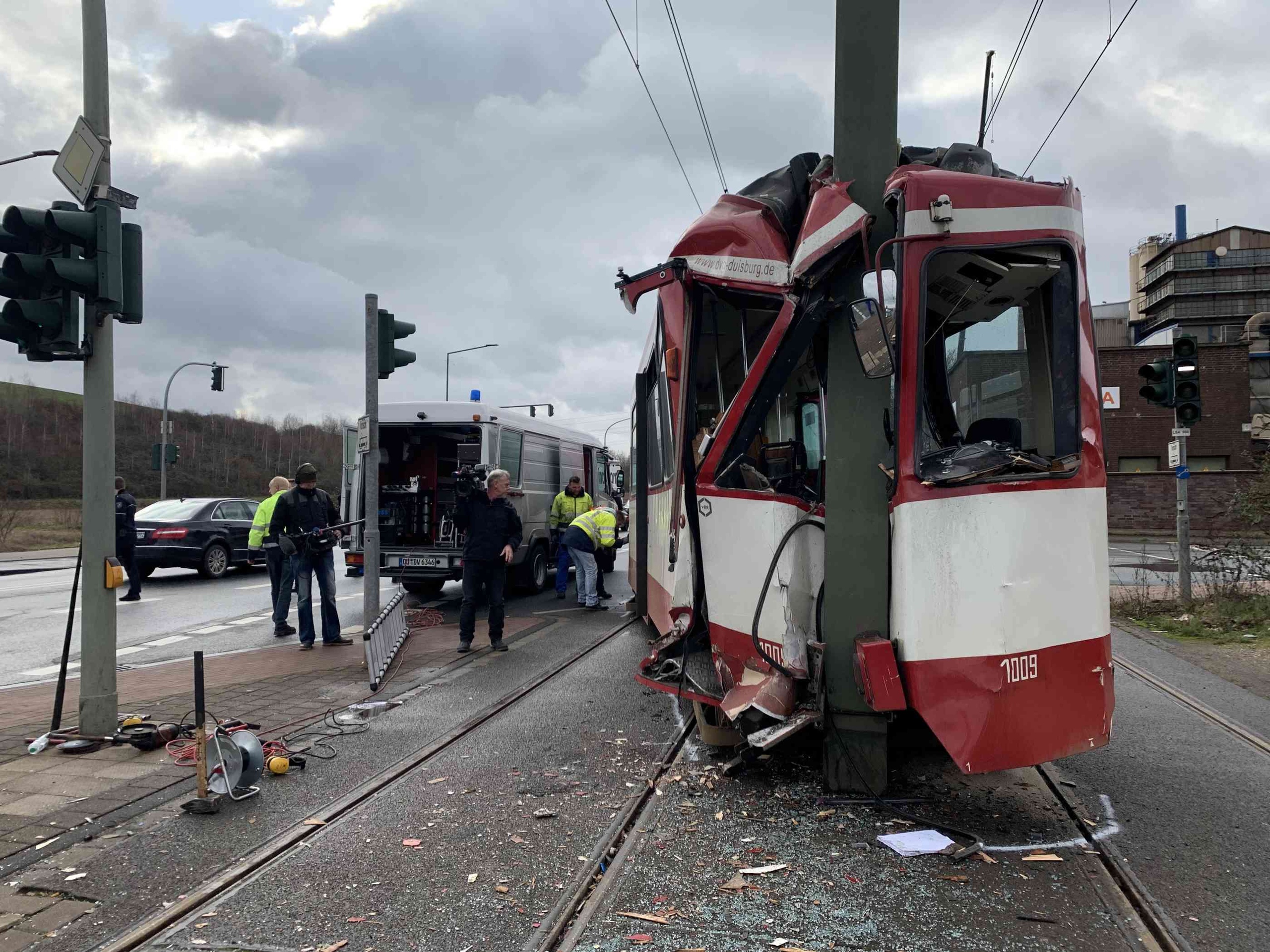 В Дуйсбурге 4 февраля трамвай сошел с рельс и врезался в опору контактной сети Это картинка