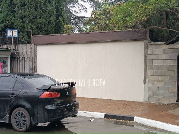 На улице Кривошты появилась чистенькая стена,...