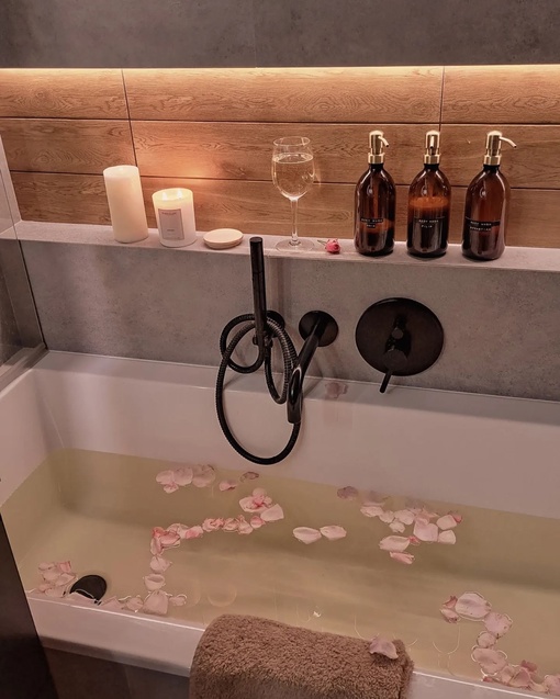 Современный вид: сочетание бетона и дерева в ванной комнате