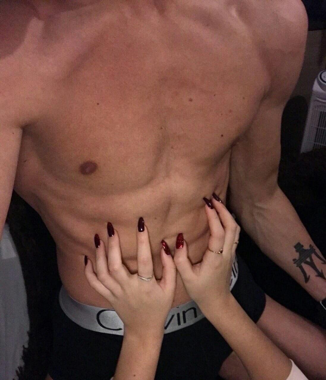 Пресс парня и рука девушки