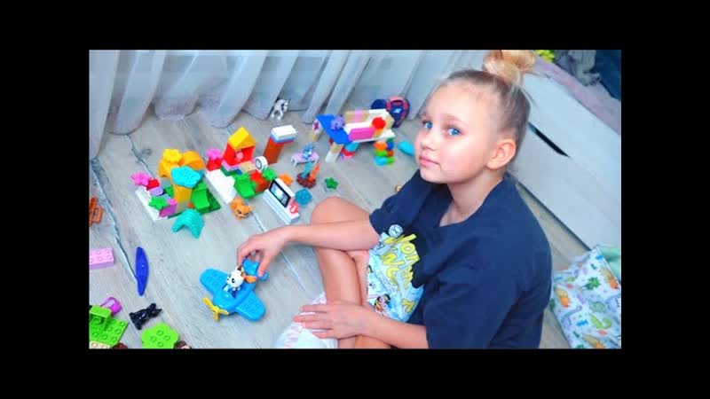 Alisa shows her new toys Littelest Pet Shop, Алиса показывает свои новые