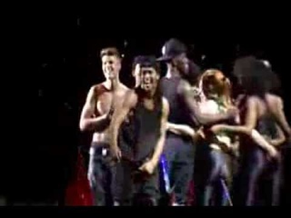 OMG: Fã invade palco e agarra o Justin Bieber no Rio de Janeiro